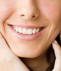 Wie unterscheidet sich die Prophylaxe beim Zahnarzt vom Zähne putzen zu Hause?